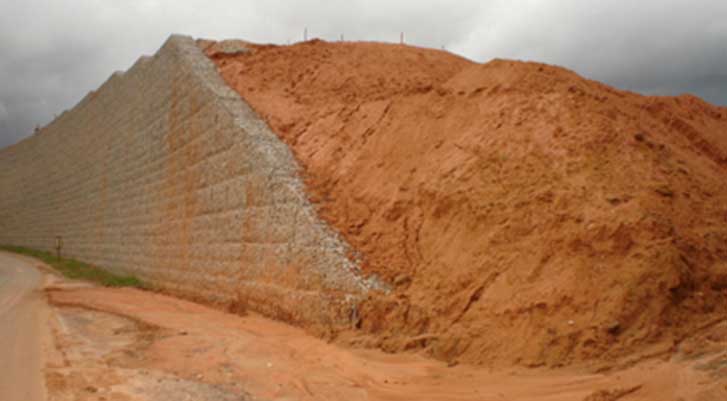 Construindo o muro de arrimo  Tecpar Pavimentação Ecológica