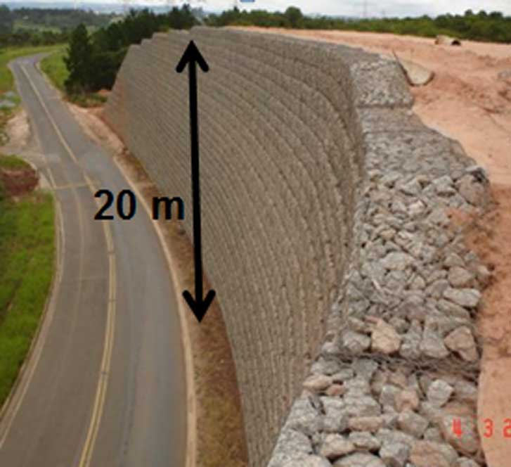 Construindo o muro de arrimo  Tecpar Pavimentação Ecológica